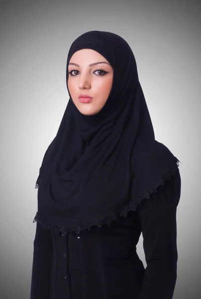 Jovem muçulmano vestindo hijab — Fotografia de Stock