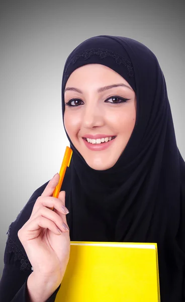 Mujer musulmana joven con libro — Foto de Stock