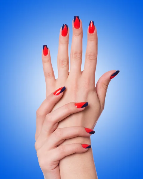 Nail art concept med händer — Stockfoto