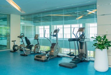 Çeşitli spor malzemeleri ile modern bir spor salonu