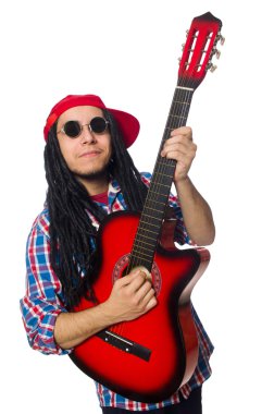 Adam gitar üzerinde beyaz izole tutan dreadlocks ile