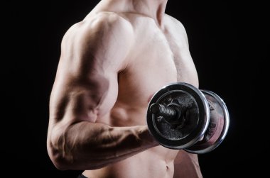 kas yırtık vücut geliştirmeci dumbbells ile