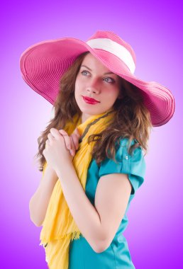 Yaz konseptinde genç bir kadın