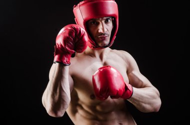 Boks konseptinde kaslı bir adam