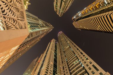 Gece saatlerinde Dubai gökdelenler