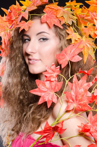 Frau mit Blättern in der Natur — Stockfoto