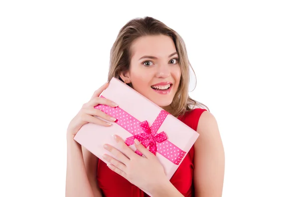 Όμορφο κορίτσι κρατώντας κουτί δώρου απομονώνονται σε λευκό — Φωτογραφία Αρχείου