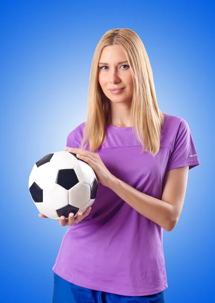 Mulher jogando futebol em azul — Fotografia de Stock