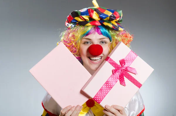 Payaso con caja de regalo en concepto divertido —  Fotos de Stock