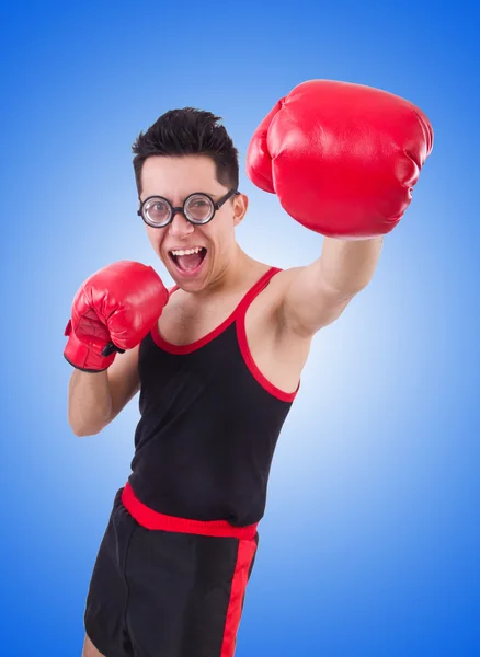 Boxeador divertido aislado en el fondo azul —  Fotos de Stock