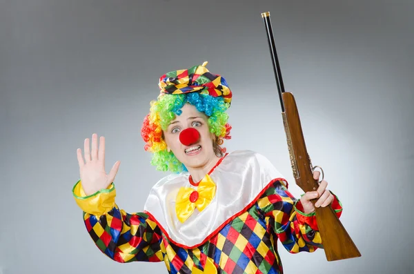 Clown avec fusil isolé sur gris — Photo