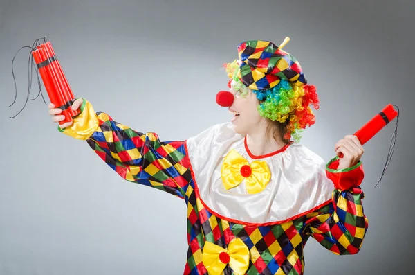 Clown avec dynamite dans le concept drôle — Photo