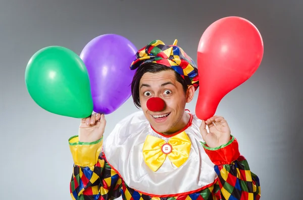 Κλόουν με μπαλόνια σε αστεία έννοια — Φωτογραφία Αρχείου