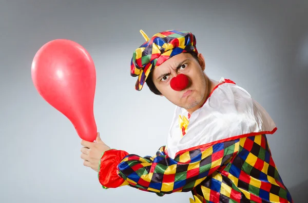 Клоун с воздушными шарами в смешной концепции — стоковое фото