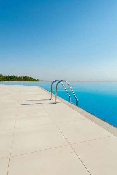 Piscina infinita en el brillante día de verano —  Fotos de Stock