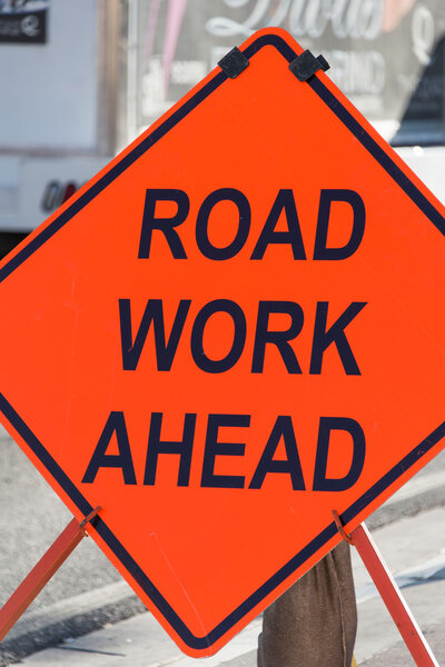 дорожный знак на улице