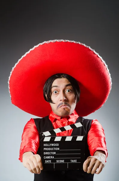 Mexicain avec plateau de cinéma dans le concept drôle — Photo