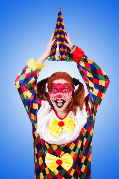 Clown im Kostüm auf blauem Grund — Stockfoto