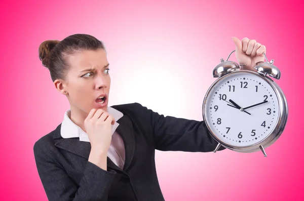 Femme avec horloge géante — Photo