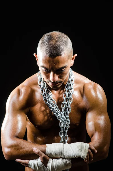 Мускулистый человек с металлической цепью — стоковое фото