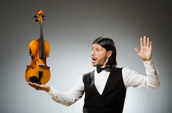 Homem tocando violino no conceito musical — Fotografia de Stock