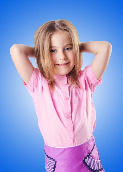 Schattig klein meisje geïsoleerd op de blauwe — Stockfoto