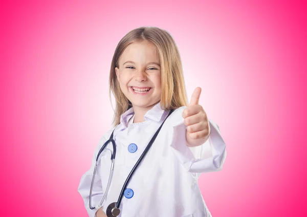 Kleines Mädchen im Doktorkostüm — Stockfoto