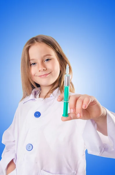 Pequeno médico com seringa — Fotografia de Stock