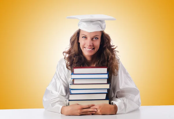 Glückliche Absolventin mit vielen Büchern — Stockfoto