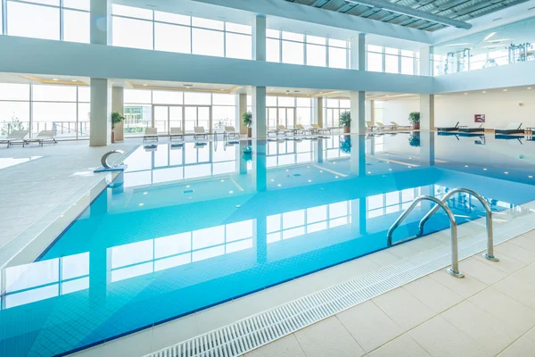 Piscina coperta in concetto sano — Foto Stock