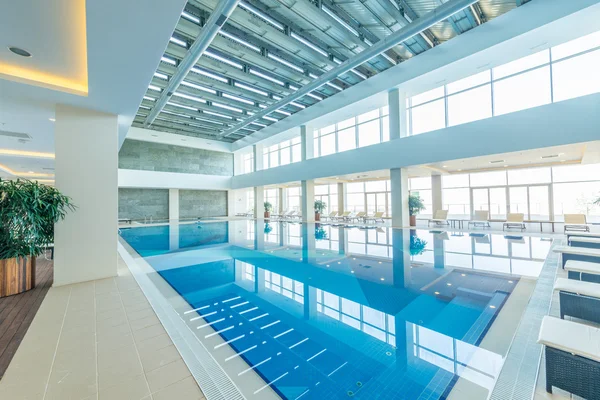 在健康概念的室内恒温游泳池。 — 图库照片