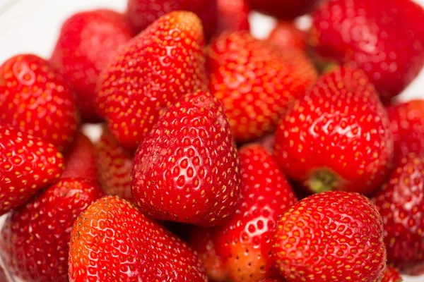 Erdbeeren auf der Auslage arrangiert — Stockfoto