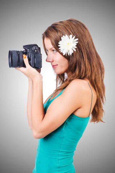 Atrakcyjna kobieta fotograf — Zdjęcie stockowe