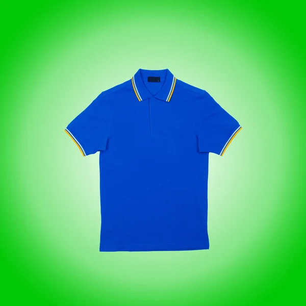 Yeşil arka plan üzerinde izole erkek t-shirt — Stok fotoğraf