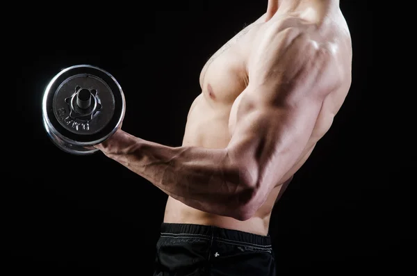 Muscular fisiculturista rasgado com halteres — Fotografia de Stock