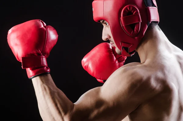 Hombre muscular en el concepto de boxeo — Foto de Stock