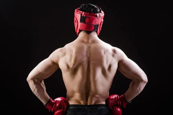 Homme musclé dans le concept de la boxe — Photo