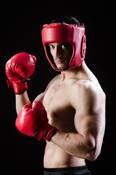 Hombre muscular en el concepto de boxeo —  Fotos de Stock