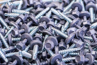 Arka plan olarak düzenlenmiş birçok vidalar