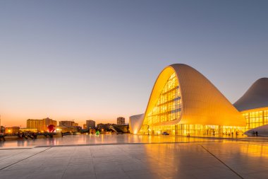 BAKU - 20 Temmuz 2015: Heydar Aliyev Merkezi, Bakü, Az