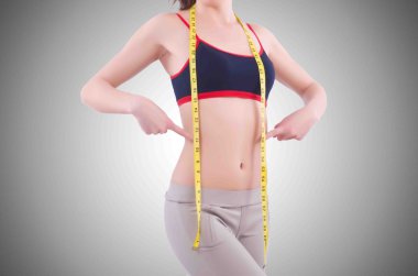 Diyet konseptinde santimetre olan genç bir kız.