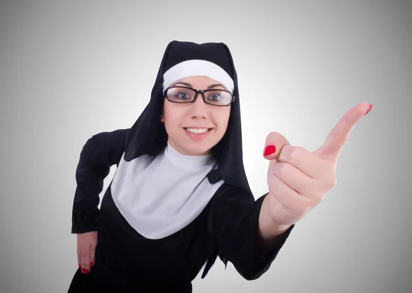 Lustige Nonne isoliert auf dem grauen — Stockfoto