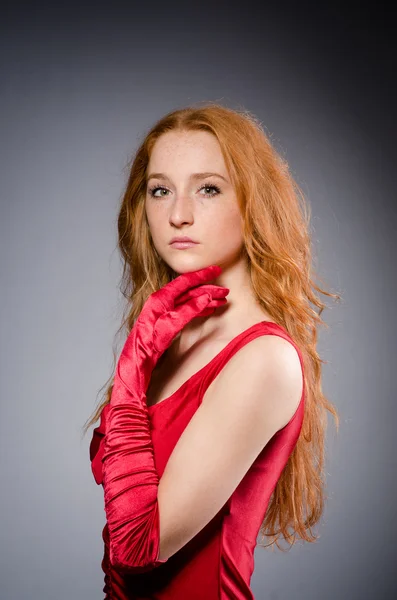 Chica en vestido rojo contra gris —  Fotos de Stock