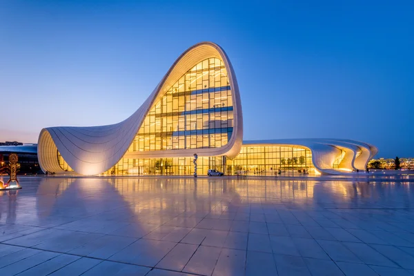 BAKU- JULY 20: Heydar Aliyev Center on July 20, 2015 in Baku, Az — Stock Photo, Image