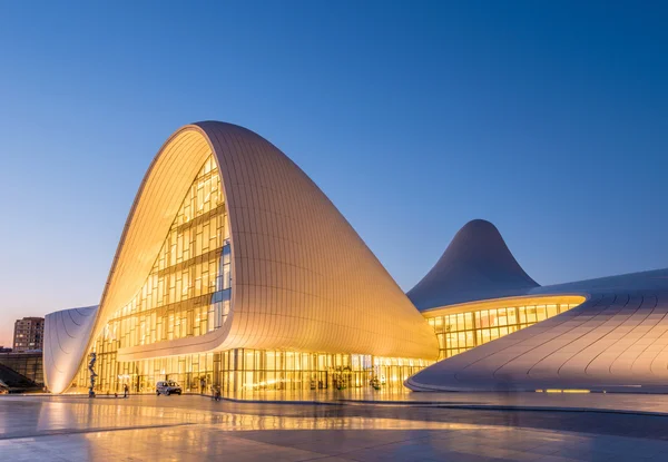 BAKU- JULY 20: Heydar Aliyev Center on July 20, 2015 in Baku, Az — Stock Photo, Image