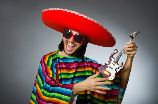 Karanlık Studio'da Sombrero giyen adam — Stok fotoğraf