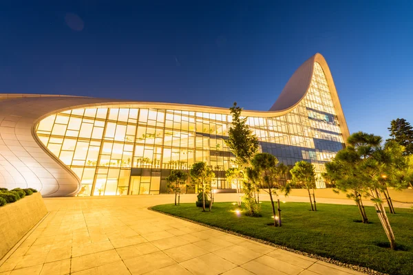 BAKU - Július 20: Heydar Aliyev Center július 20, 2015 Baku, Az — Stock Fotó