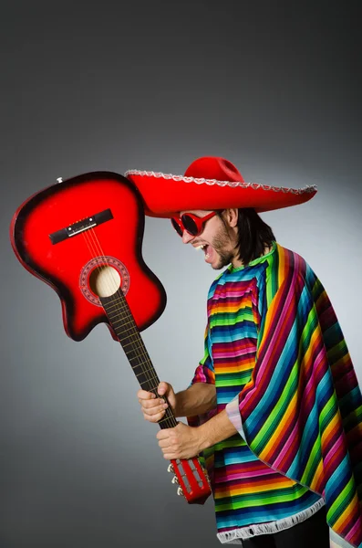 Homem vestindo sombrero no estúdio escuro — Fotografia de Stock