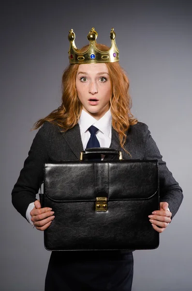 Empresária usando coroa contra cinza — Fotografia de Stock