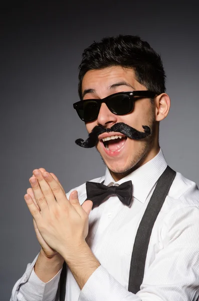 Joven hombre caucásico contra gris —  Fotos de Stock